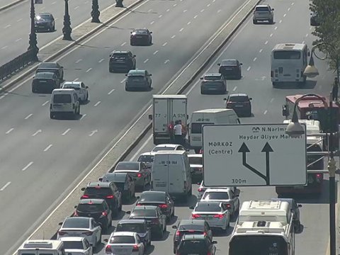 “Koroğlu”da qəza oldu, tıxac yarandı