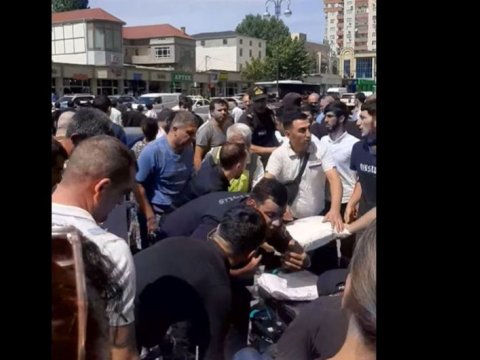 Bakıda dəhşətli cinayət: Qadını küçənin ortasında bıçaqladılar - VİDEO