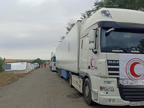 Yardım aparan maşınlar Ağdam-Xankəndi yolunda gözləyir