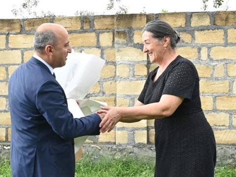 Nazir yüksək bal toplayan şəhid anası ilə görüşdü - FOTOLAR