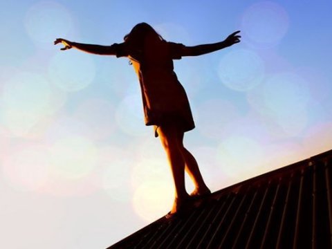 19 yaşlı gənc qız özünü körpüdən atdı