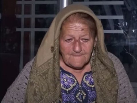 Üzü-gözü yaralı yaşlı qadını küçəyə atdılar - VİDEO