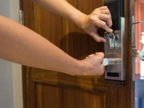 İki nəfər bağlı qapı arxasında qaldı - Köməyə FHN gəldi