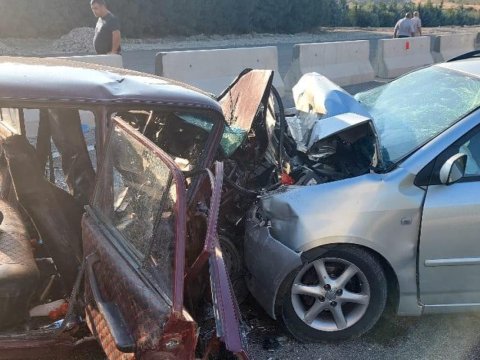 Məktəbli forması almağa gələn ailə qəzaya düşdü - Ata və uşağı öldü