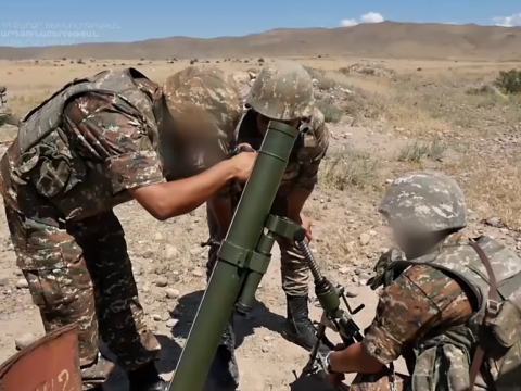 Düşmən ordumuzun mövqelərini minaatanlardan atəşə tutur