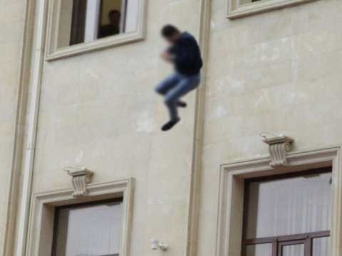 23 yaşlı oğlan özünü binadan atdı