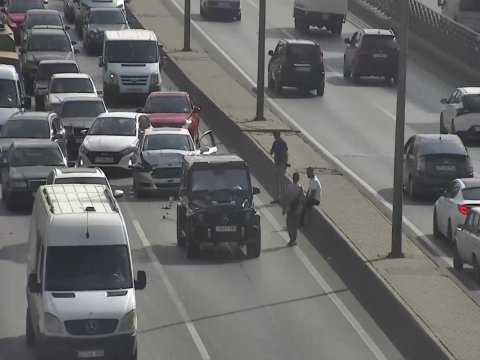 Bakıda qəza tıxaca yaratdı - FOTO