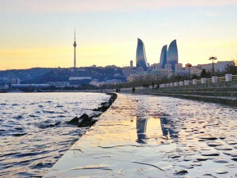 Keçmiş məhkum bulvarda özünü dənizə atdı
