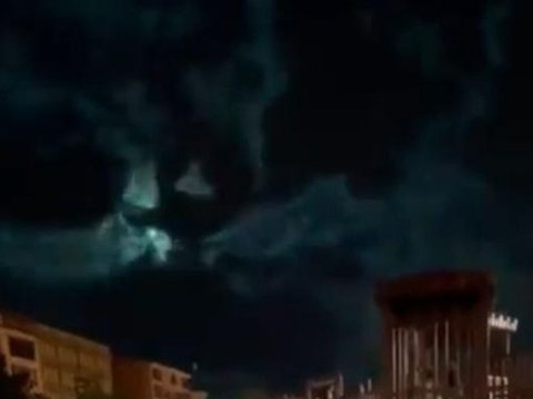 Meteorit səmada belə hərəkət etdi - Anbaan görüntülər 