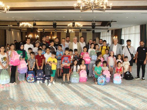 İstanbuldakı soydaşlarımızın övladlarına məktəbli dəsti verilib - FOTOLAR