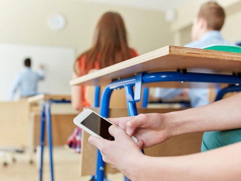 Məktəblərdə mobil telefon istifadəsi yasaqlanır - Rəsmi qərar