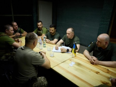 Zelenski Baxmut istiqamətində hərbçilərə baş çəkdi