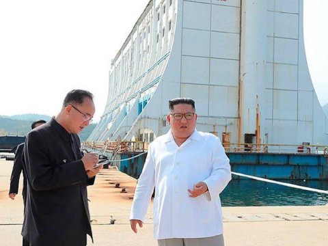 Şimal və Cənub arasında ÜZƏN HOTEL - Kim onu 