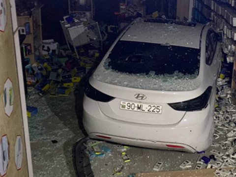 Keçmiş arvadının maşınını qaçırıb mağazaya çırpdı - VİDEO