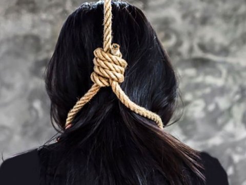 Atasının evində özünü asdı