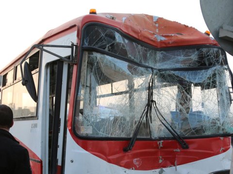 Gəncədə avtobus köşkə çırpıldı 