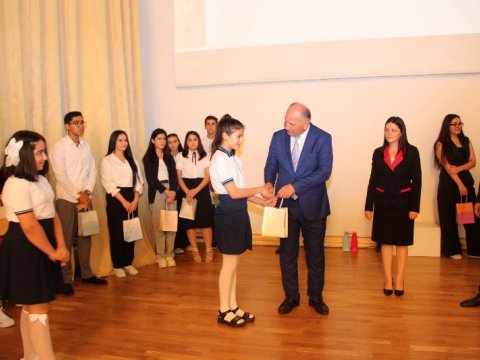 İcra başçısının bu hərəkəti qınağa tuş gəldi - Hamı tənqid etdi