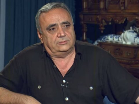 Səhnə ətirli adam…