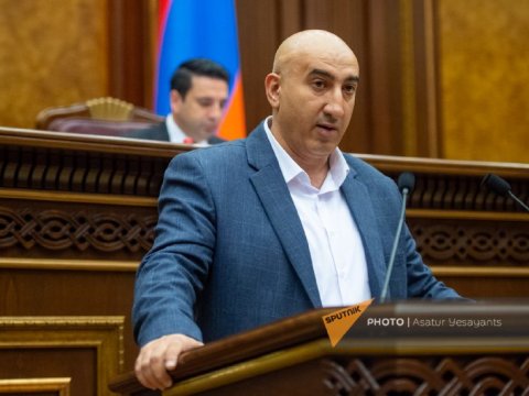 Ermənistan parlamentinin yeni deputatı and içdi