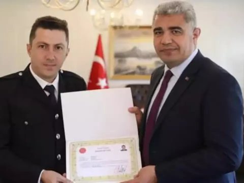 Azərbaycan bayrağını öpən Türkiyə polisi mükafatlandırıldı - VİDEO