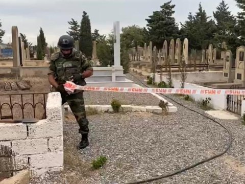 Bakıda qəbristanlıqda tapança və qumbara TAPILDI