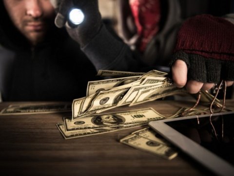 Bakıda evdən külli miqdarda pul oğurlandı