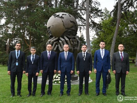 Ceyhun Bayramov “Düşüncələr və Arzular” heykəlini ziyarət etdi