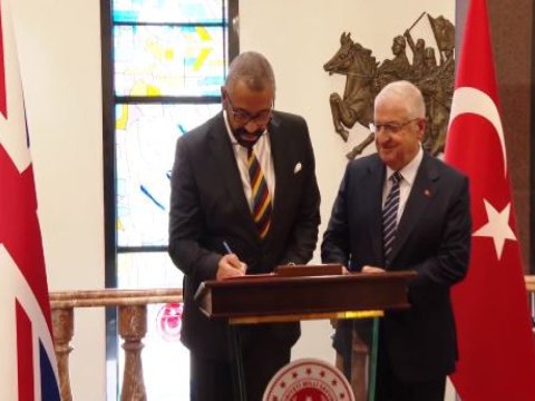 Britaniyalı nazir Yaşar Gülərlə görüşdü 
