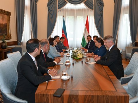 Spiker Macarıstan Prezidenti ilə görüşdü