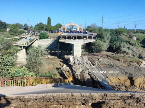 Körpü uçdu, maşın çaya düşdü - Xəsarət alanlar var
