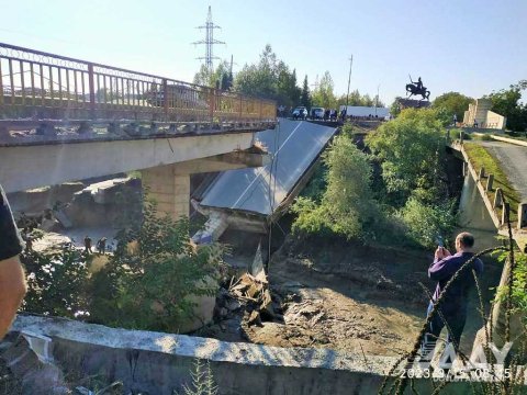 Qudyalçayın üzərindəki körpü çökdü - Kəndlərlə əlaqə kəsildi - VİDEO