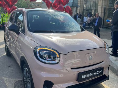 Bakıda ata tələbə qızına maşın bağışladı - FOTO