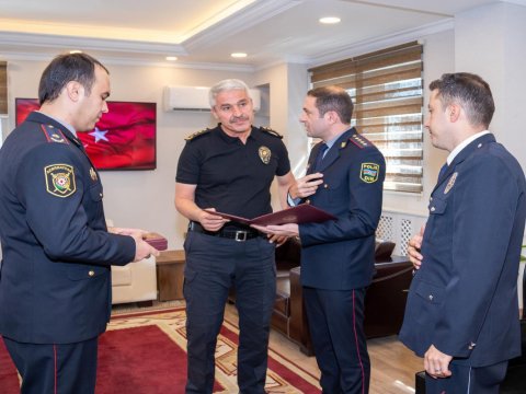 Vilayət Eyvazov bayrağımıza ehtiram göstərən türk polisi TƏLTİF ETDİ