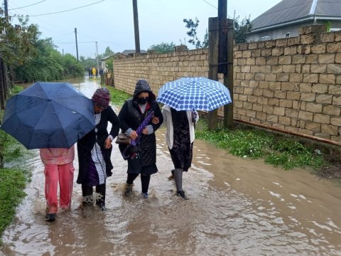 Lənkəranda köməksiz qalan 27 nəfər xilas edildi - FOTOLAR