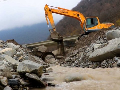 Astarada son vəziyyət: Evlər su altında qalıb, kəndlərlə əlaqə kəsilib