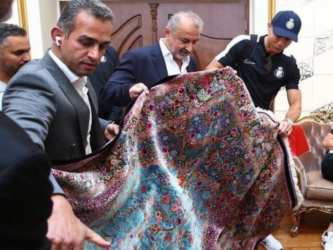Ronaldo İrana getdi, xalça hədiyyə edildi