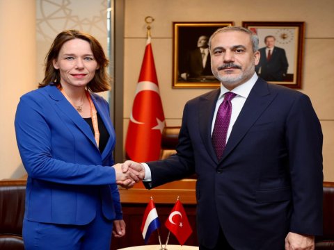 Fidan niderlandlı həmkarı ilə Quranı müzakirə etdi