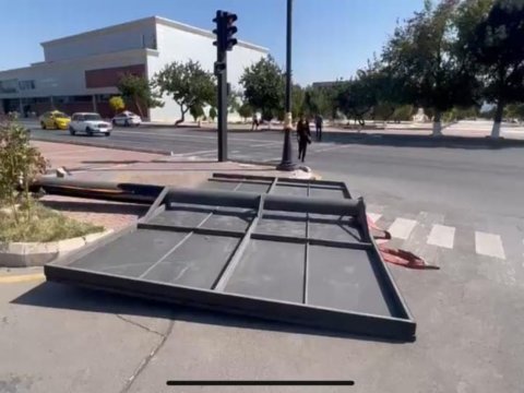 Reklam lövhəsi aşdı - Xəsarət alan var 