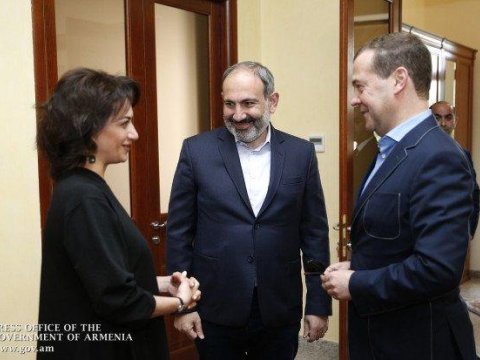 Medvedev Paşinyandan YAZDI: Arvadı peçenye ilə düşmənlərimizə getdi