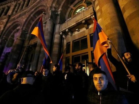 İrəvanda çaxnaşma: Polislə etirazçılar toqquşdu - 34 yaralı var