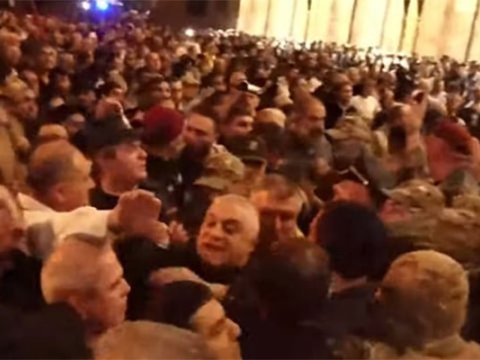 İrəvanda gərgin vəziyyət: Polislə etirazçılar toqquşdu 