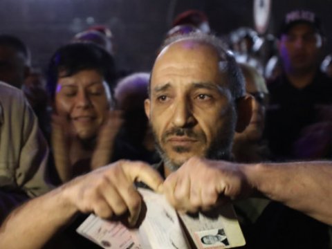 Ermənilər Rusiya səfirliyi önündə pasportlarını cırdılar - VİDEO