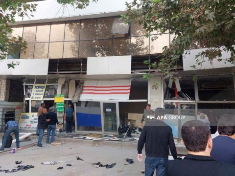 Gəncədə ticarət mərkəzinin bir hissəsi çökdü