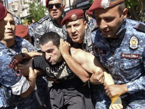 Polis Köçəryanın oğlunu saxladı - VİDEO
