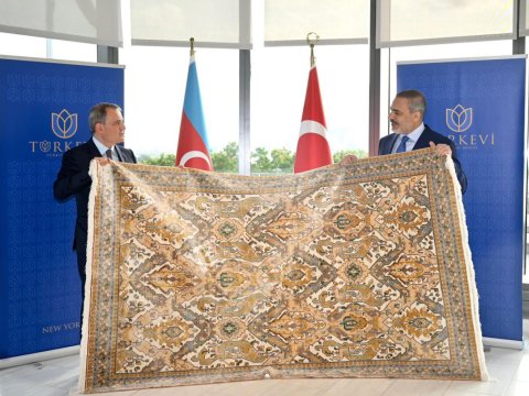 Hakan Fidana Qarabağ xalçası hədiyyə edildi 