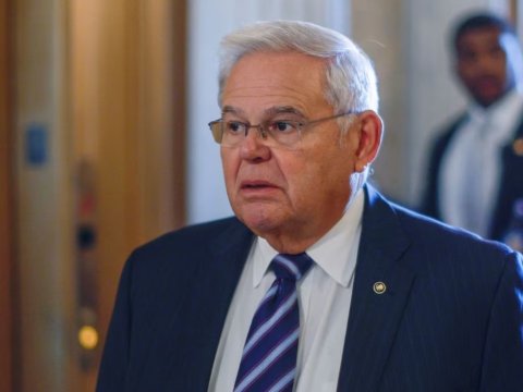 Ermənipərəst senator rüşvət alıbmış - Evindən qızıl külçələri çıxdı