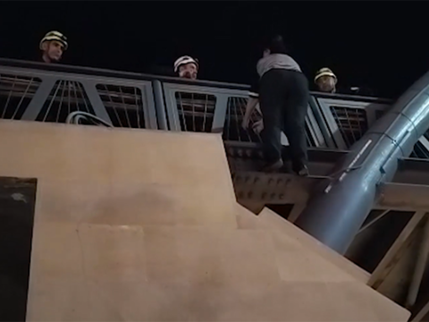 İntihara cəhd edən şəxs belə xilas olundu - VİDEO