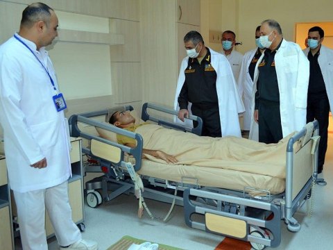 Müdafiə naziri yaralı hərbçilərlə görüşdü - VİDEO