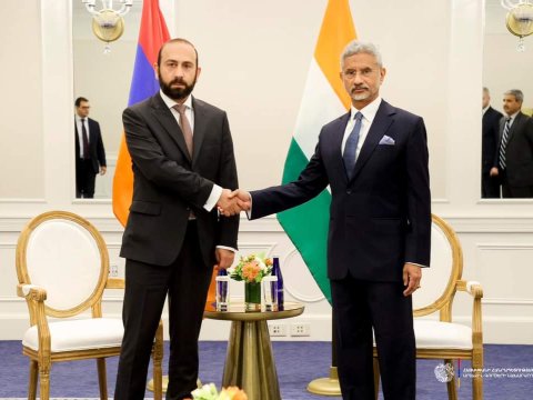 Mirzoyan hindistanlı həmkarı ilə danışıqlar apardı 