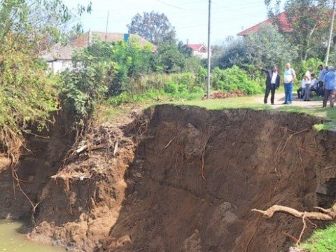 Astarada torpaq sürüşməsi - Yol bağlandı